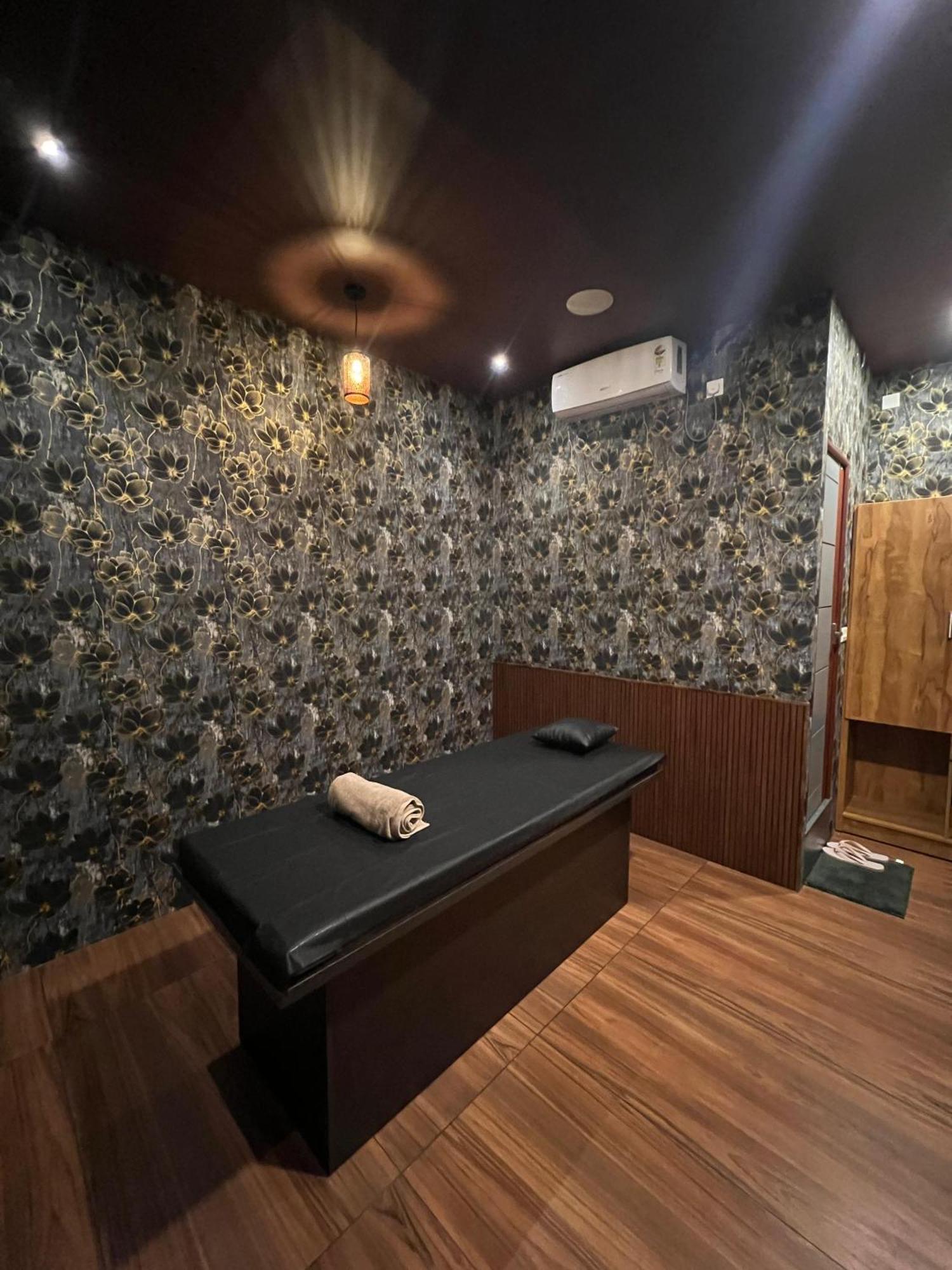 Fly View Airport Residency Hotel Nedumbassery Exterior photo